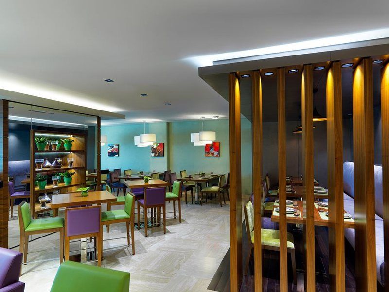 Damac Maison The Vogue 迪拜 外观 照片 The interior of a restaurant in the hotel