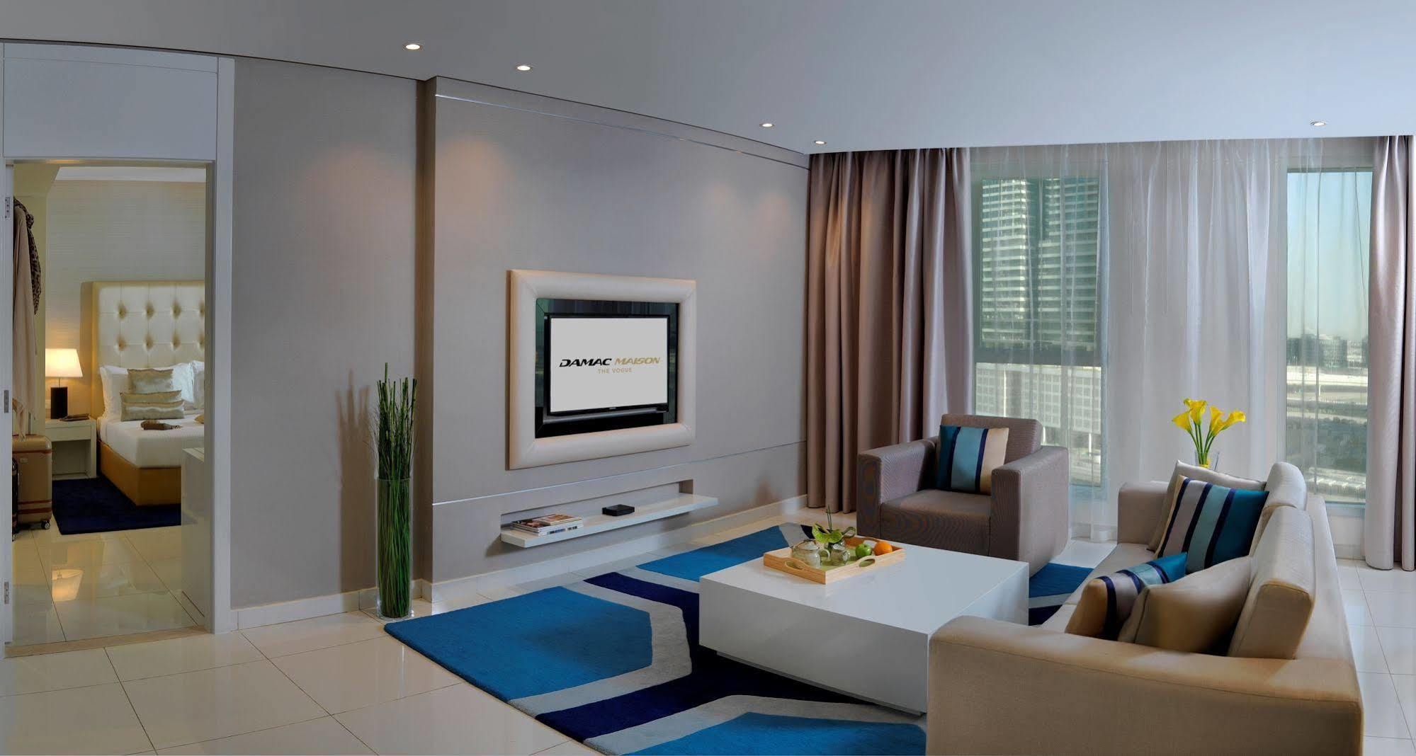 Damac Maison The Vogue 迪拜 外观 照片 A living room with a television